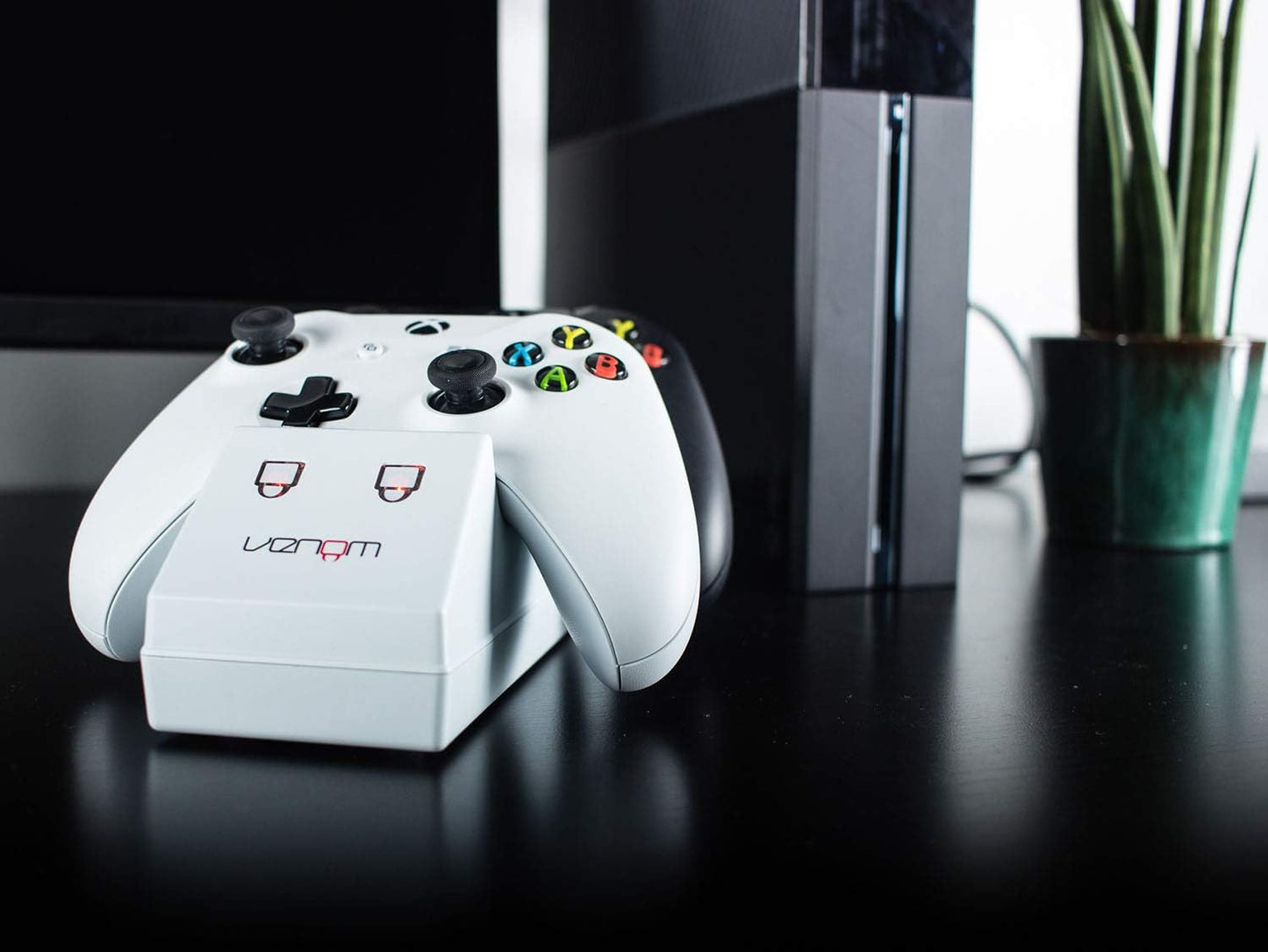 Venom Xbox One Twin Docking Station With 2 X Rechargeable Battery Packs: White (Xbox One)