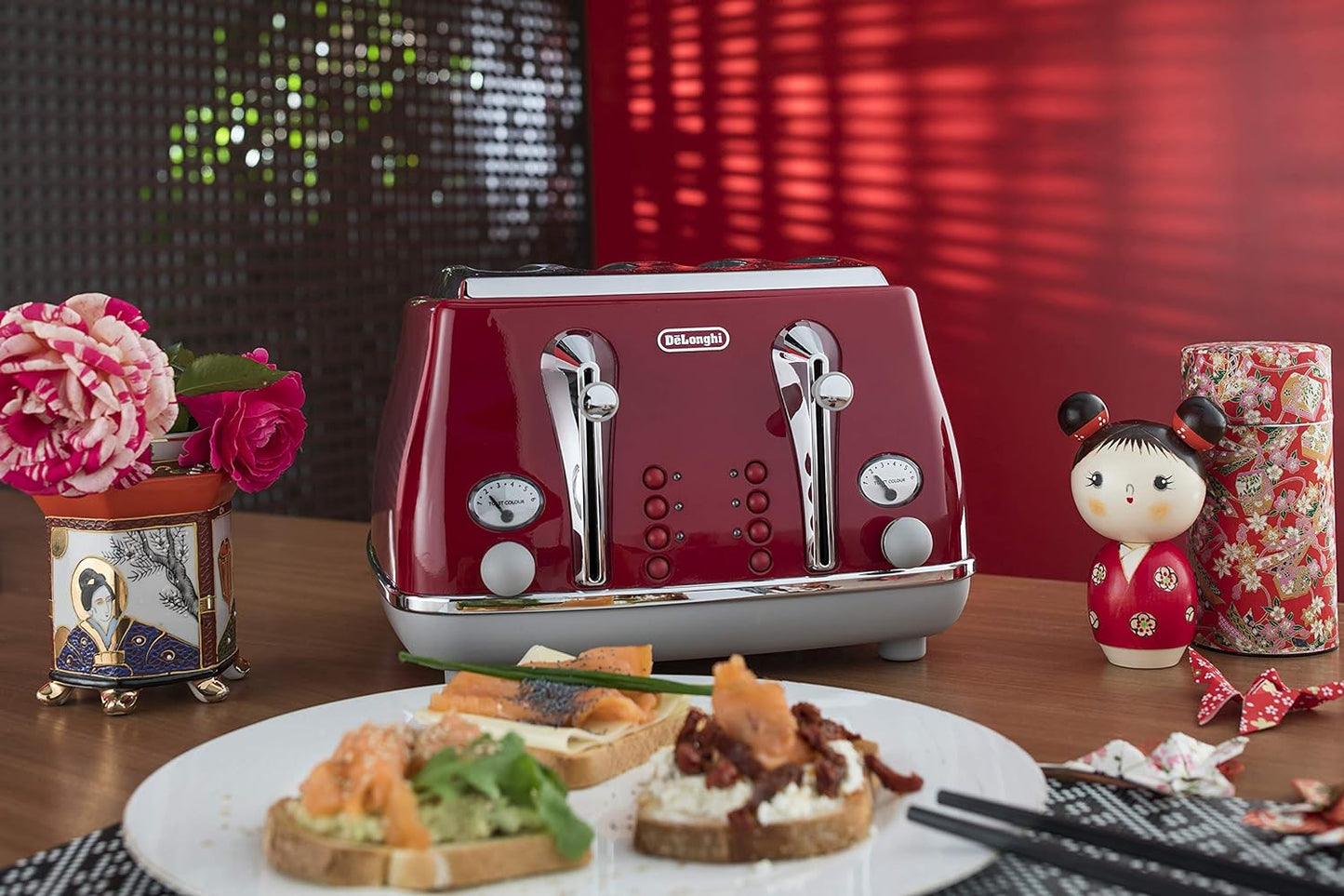 De'Longhi Icona Capitals Red Vintage Style 4 Slice Toaster, 6 Browning Levels, 4 Extra Wide Bread Slots, Defrost and Reheat Functions, Removable Crumb Tray, CTOC4003.R.