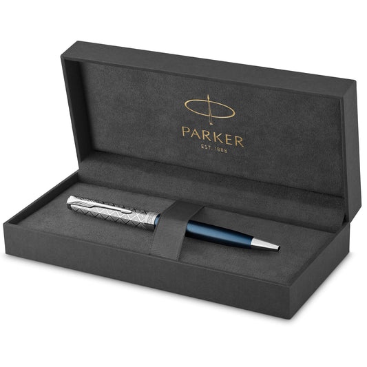 Parker 2119649 Sonnet Kugelschreiber | Premium Metall und Blau satiniert mit Chrom-Finish | mittlere Spitze mit schwarzer Tinte | Geschenkbox